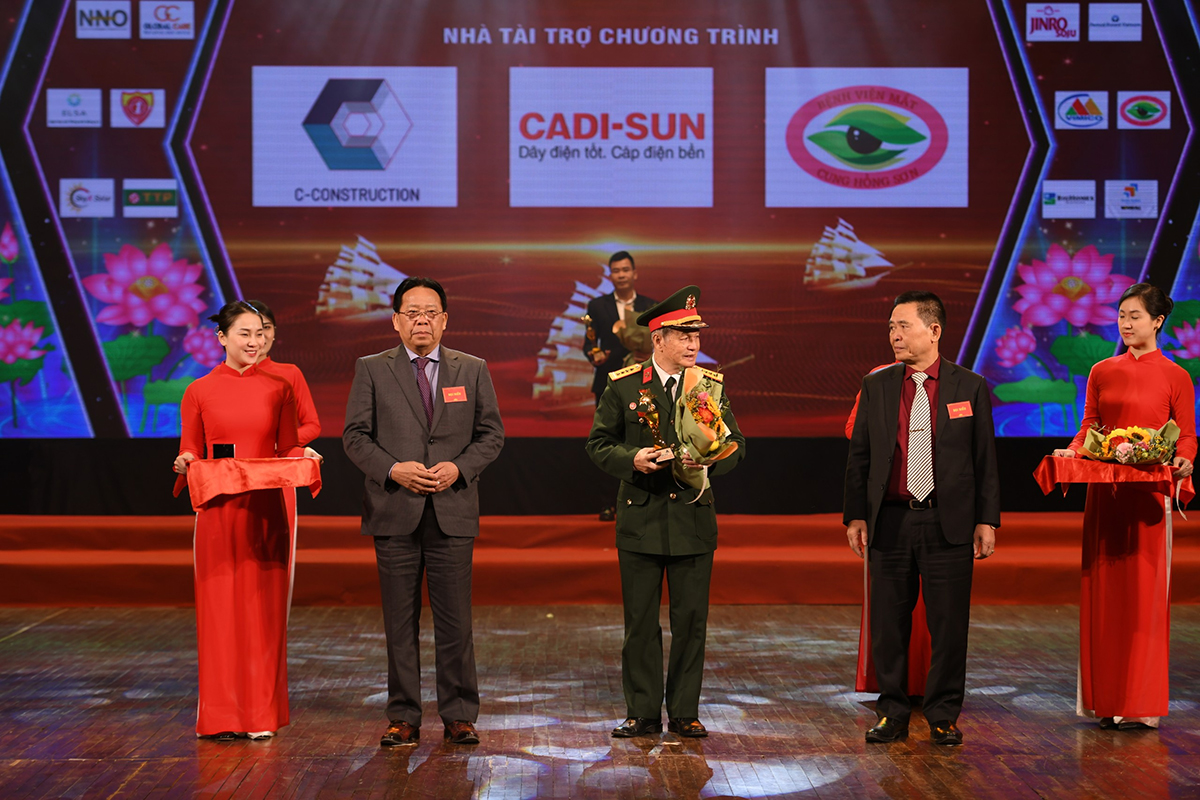 Bệnh Viện Mắt Hồng Sơn được vinh danh Top 10 Dịch Vụ được người Việt tin dùng năm 2022