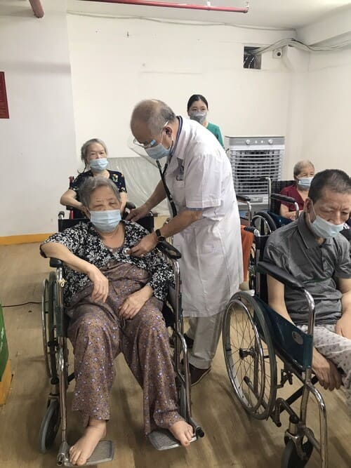 BSCK.II Lê Tuyên Hồng Dương khám người dân tiêm vacxin