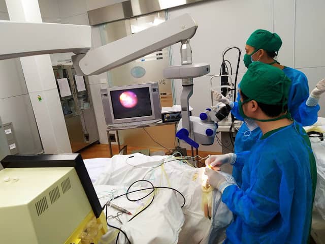 PGS-TS Bác sĩ Cung Hồng Sơn trong ca mổ