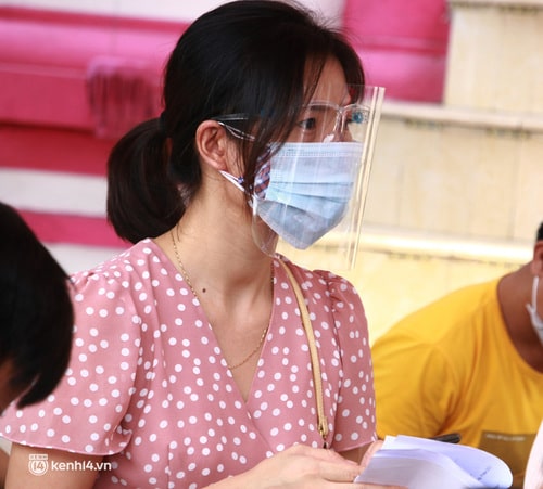Một số người cẩn thận trang bị thêm tấm kính chắn giọt bắn