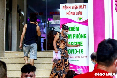 Được biết, trong sáng nay (23/9) bệnh viện này tiếp nhận 300 người dân (mắc bệnh nền) đến tiêm vắc xin COVID-19