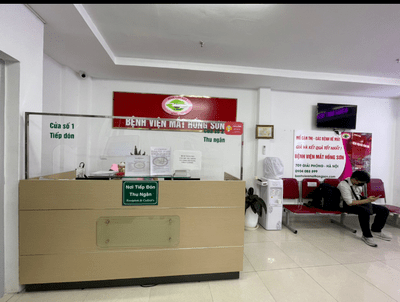 Quầy lễ tân Bệnh viện Mắt Hồng Sơn