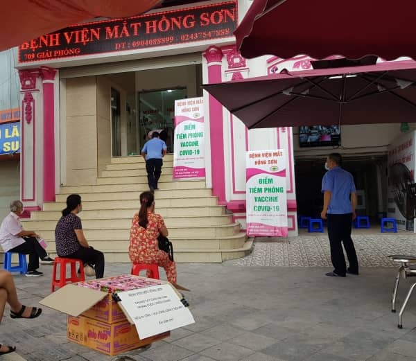 Tiêm chủng vacxin Covid-19 tại Bệnh viện Mắt Hồng Sơn